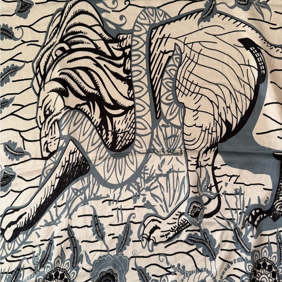 Christian Dior Reversible Floral Wrap Silk Scarf. - Picture 14 of 16